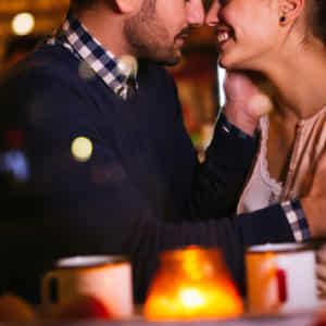 カフェで鼻と鼻をくっつけるカップル
